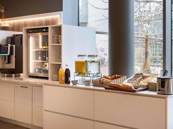 Desayuno buffet (EUR 26 por persona) 