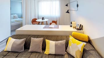 1 ห้องนอน, ตู้นิรภัยในห้องพัก, โต๊ะทำงาน, พื้นที่ทำงานแบบใช้แล็ปท็อป