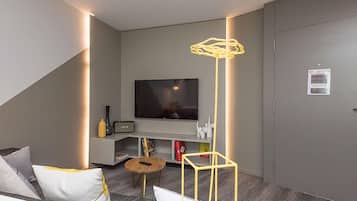 1 habitación, caja de seguridad en la habitación y escritorio