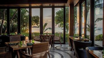 2 restaurants; breakfast, lunch and dinner served