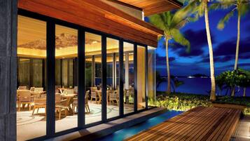 2 restaurantes; se sirve desayuno, almuerzo y cena; cocina japonesa