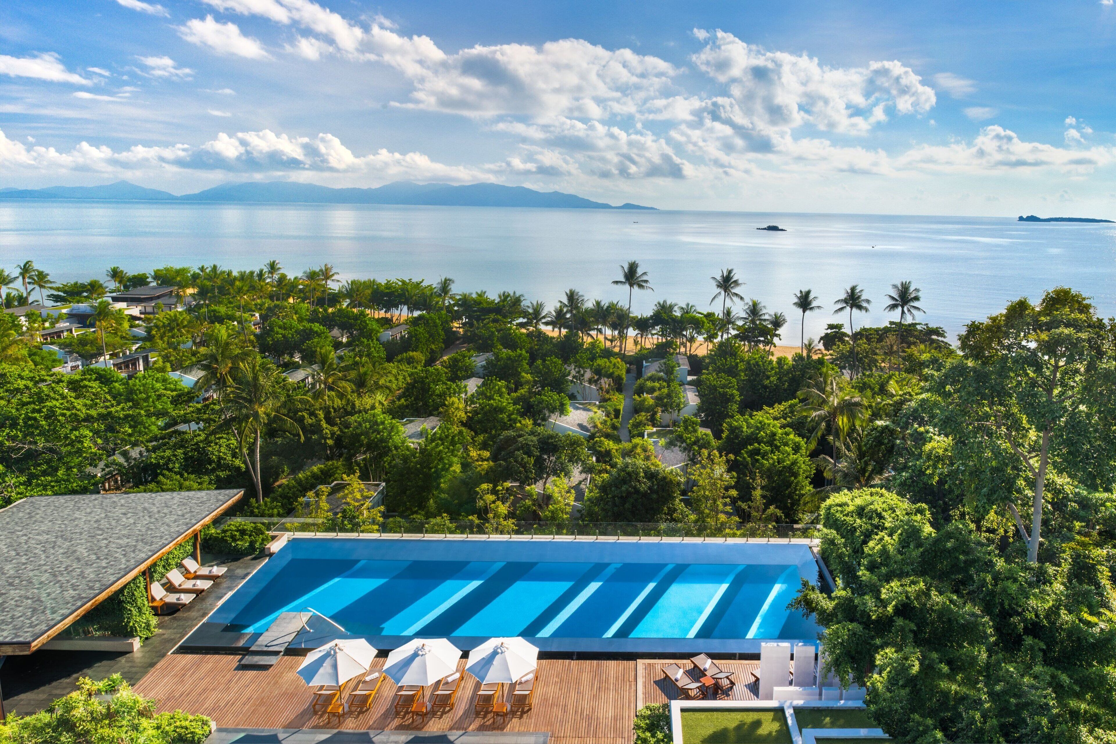 Utendørsbasseng, bassengparasoller og solsenger