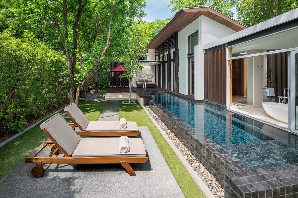 Outdoor pool, pool umbrellas, sun loungers