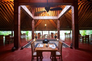 2 restaurants, lunch, dinner served; seafood