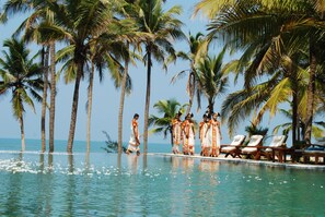 Outdoor pool, sun loungers - Neeleshwar Hermitage (Hosdurg)