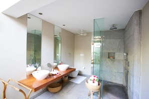Separate bathtub and shower, rainfall showerhead, free toiletries - Neeleshwar Hermitage (Hosdurg)