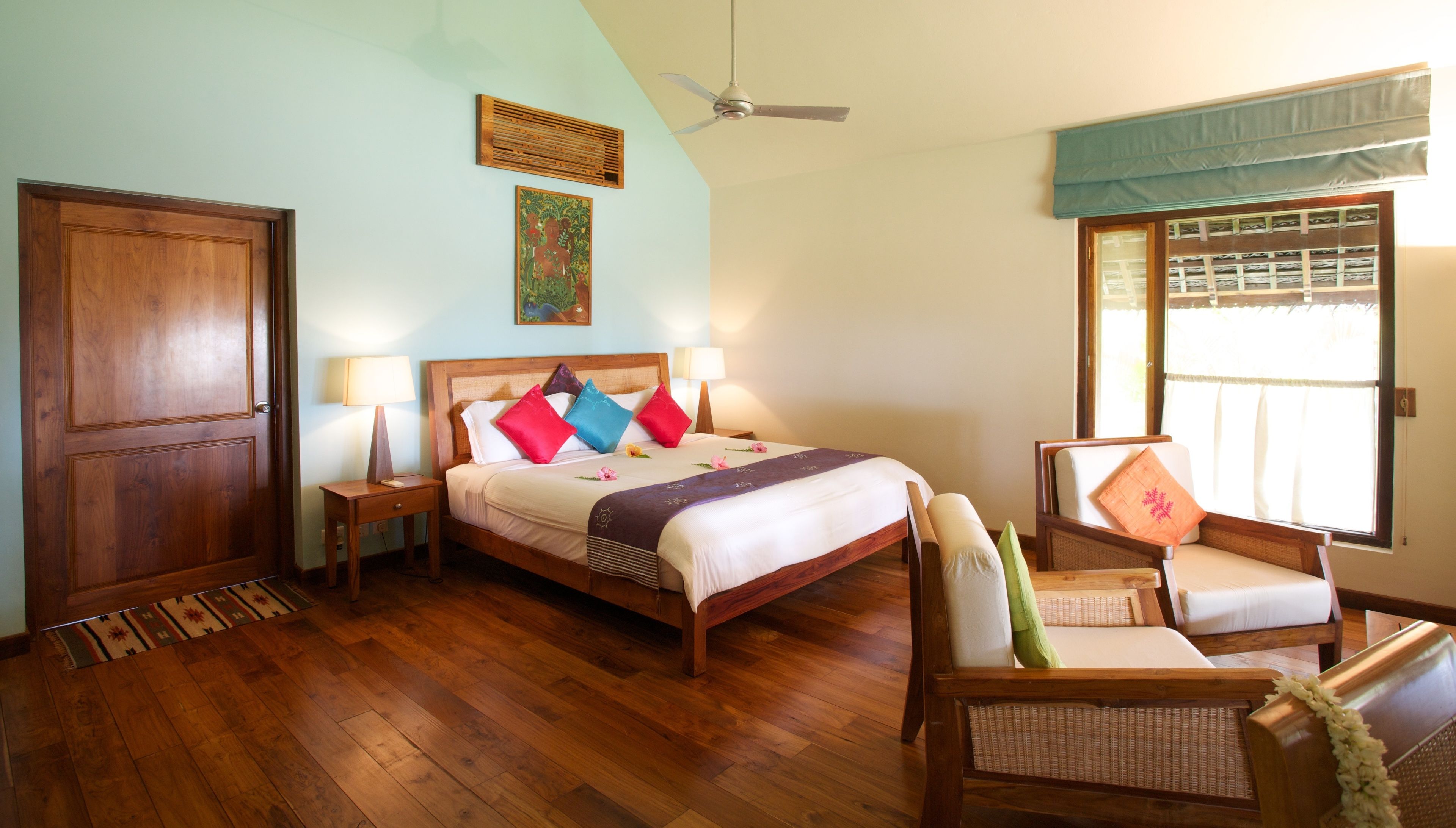 高档床上用品、羽绒被、迷你吧、客房内保险箱