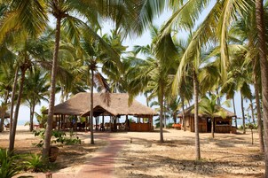 2 restaurants, lunch, dinner served; seafood