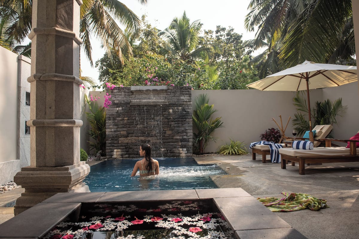 Private Pool Cottage | Badkamer | Een aparte badkuip en douche, een regendouche, gratis toiletartikelen