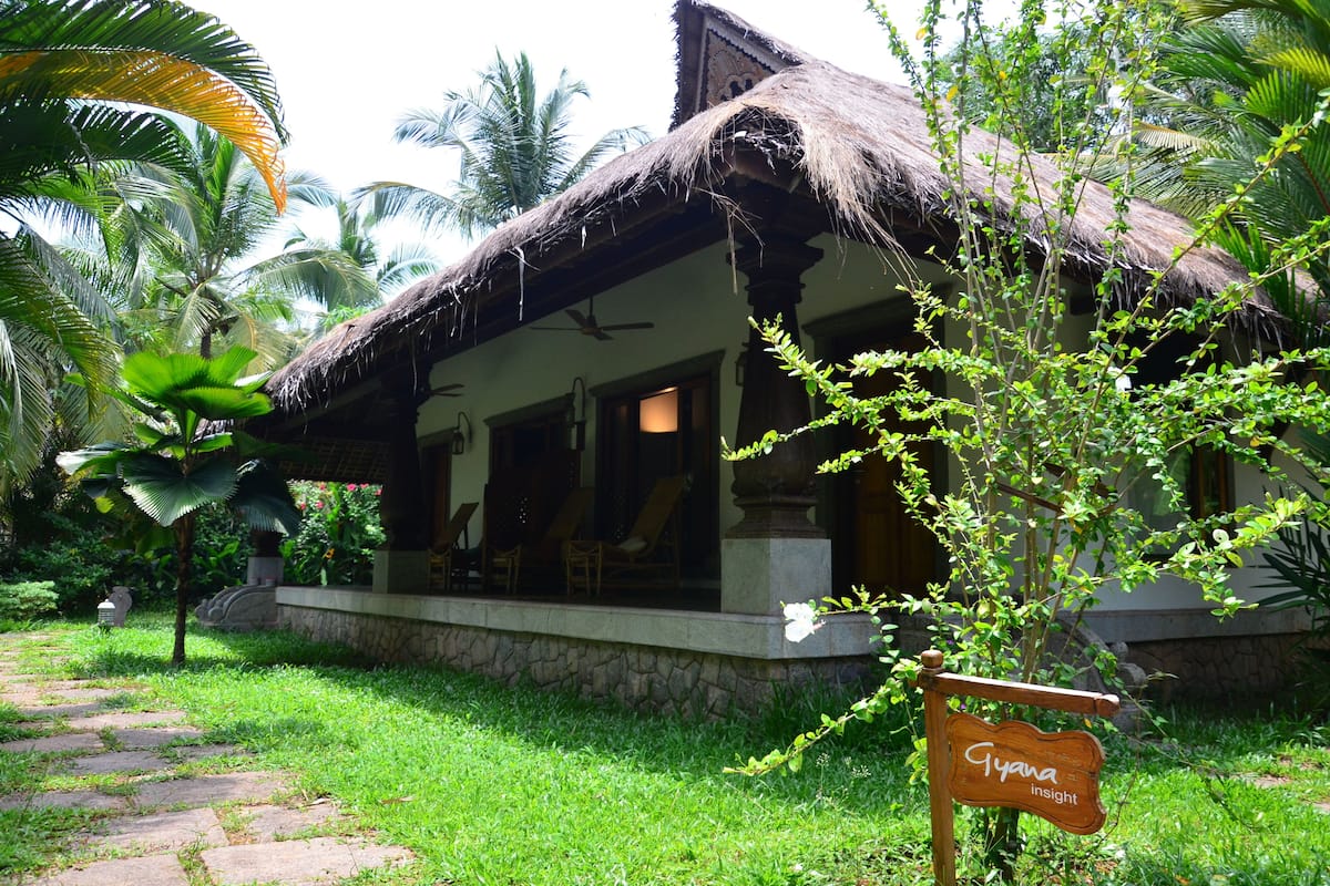 Cottage, uitzicht op zwembad | Kameruitzicht