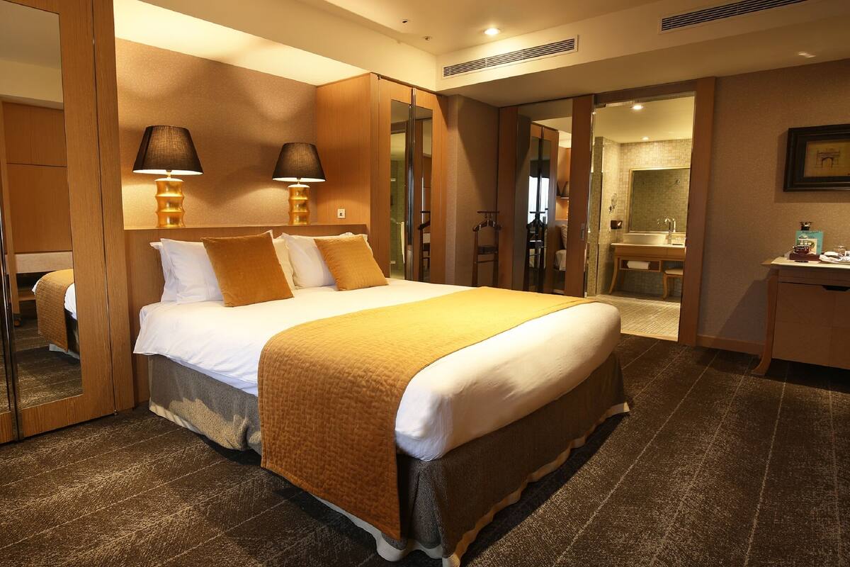 Executive Room | Premium bedding, down duvets, in-room safe, desk