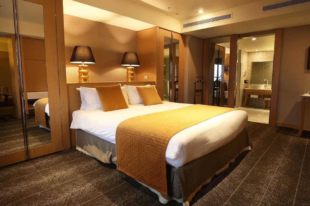 executive room | premium bedding, down duvets, in-room safe, desk
