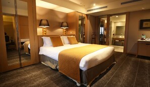 Executive Room | Premium bedding, down duvets, in-room safe, desk - Chateau De Chine Sinjhuang (New Taipei City)