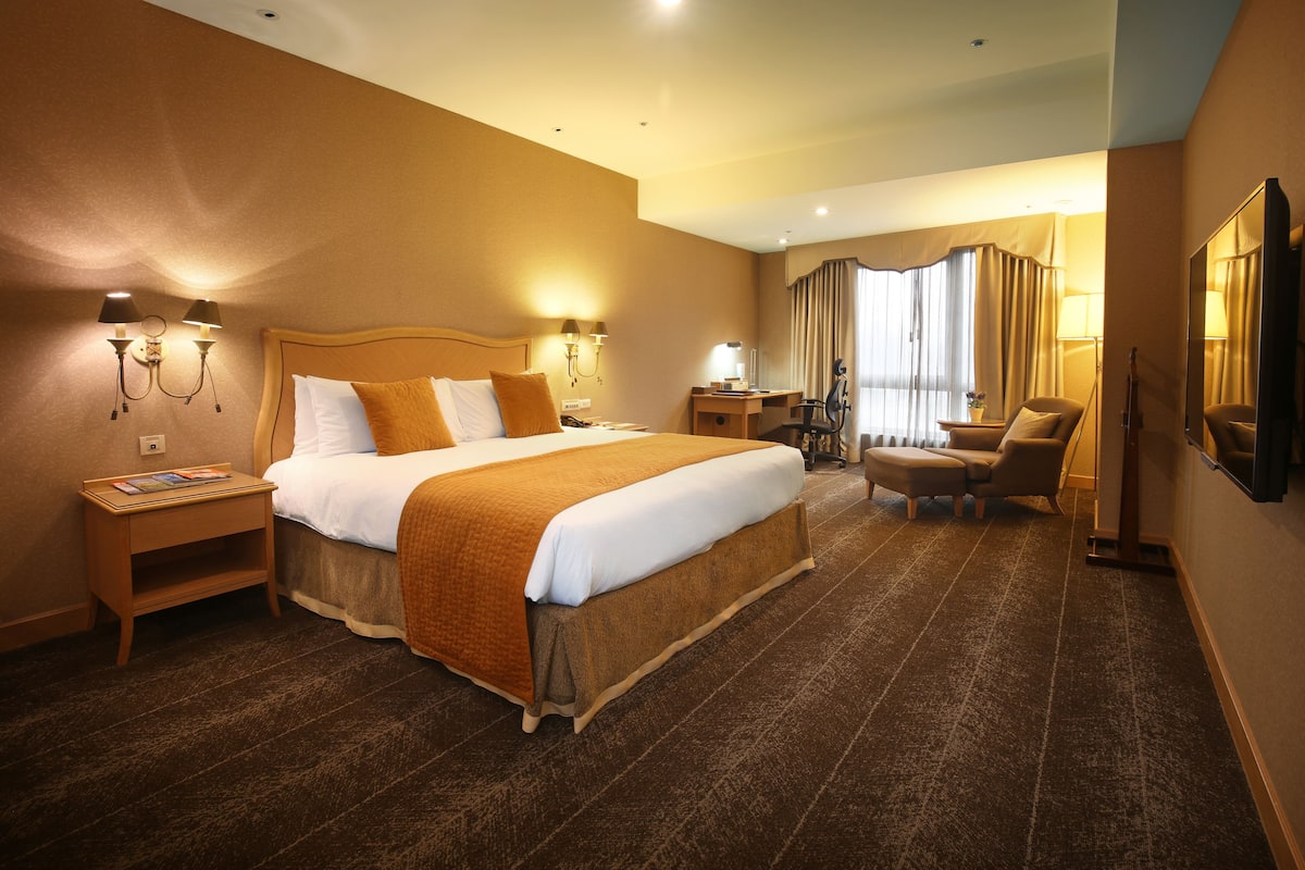 Premier King Room | Premium bedding, down duvets, in-room safe, desk