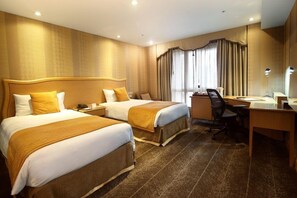 Bộ đồ giường cao cấp, chăn bông, két bảo mật tại phòng, bàn 
