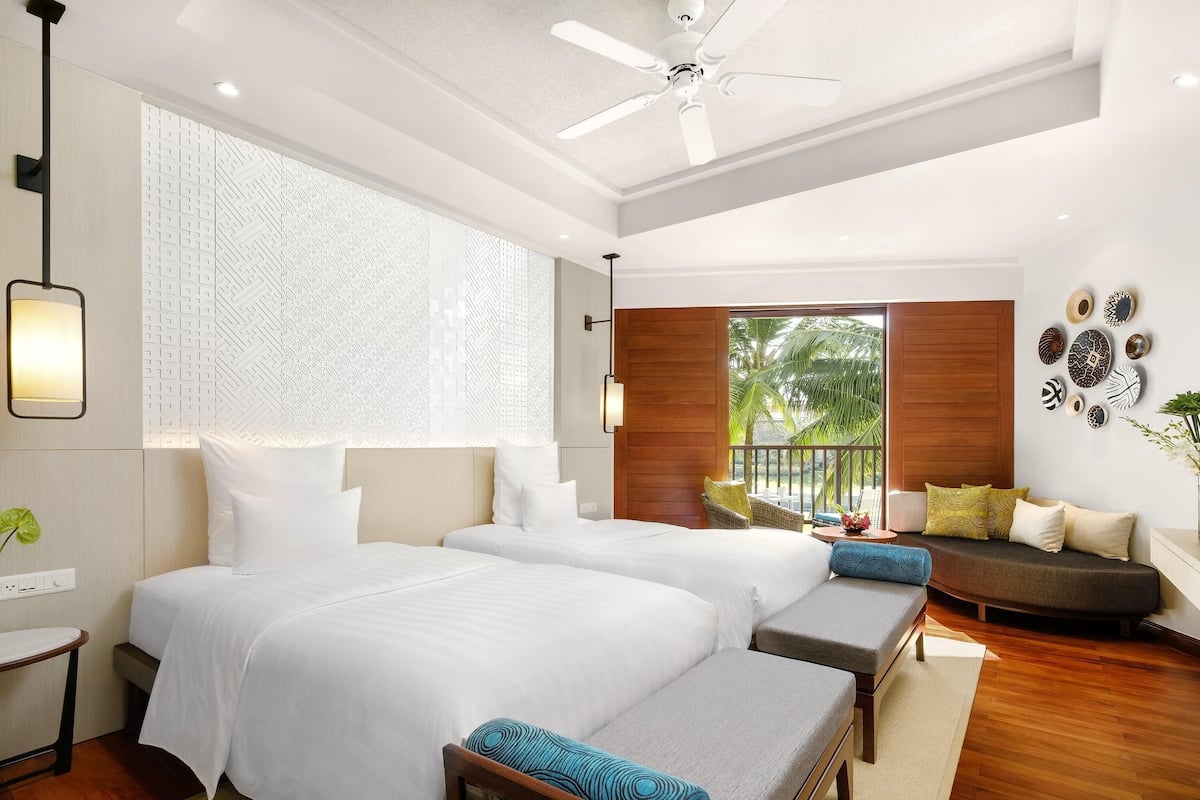 Minibar, caja de seguridad en la habitación y escritorio