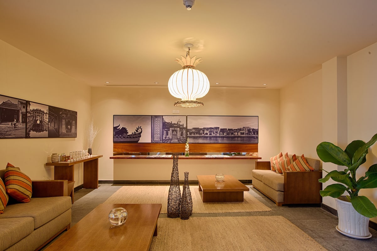 couples treatment room(s), sauna, hot tub, steam room, body treatments