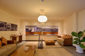 Couples treatment rooms, sauna, hot tub, steam room, body treatments
