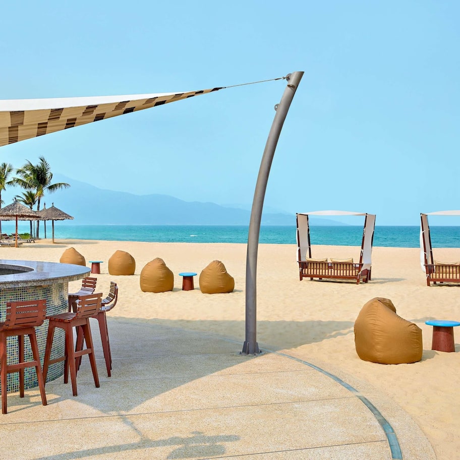 2 bars/lounges, poolside bar, beach bar