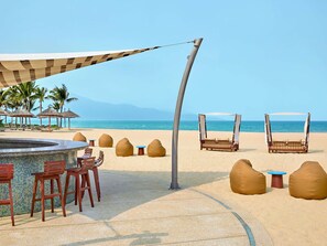 2 barer/lounger, bassengbar og strandbar