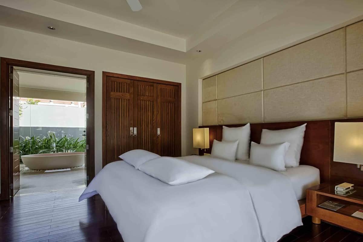 Cottage, 1 Bedroom, Garden Area (Private Garden) | Minibar, in-room safe, desk, laptop workspace