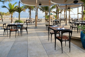 2 bares, bar junto a la piscina y bar en la playa