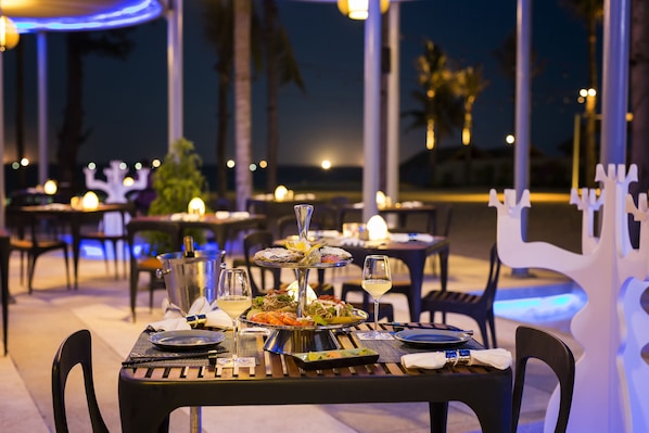 2 bars/lounges, poolside bar, beach bar - Pullman Danang Beach Resort (Da Nang)