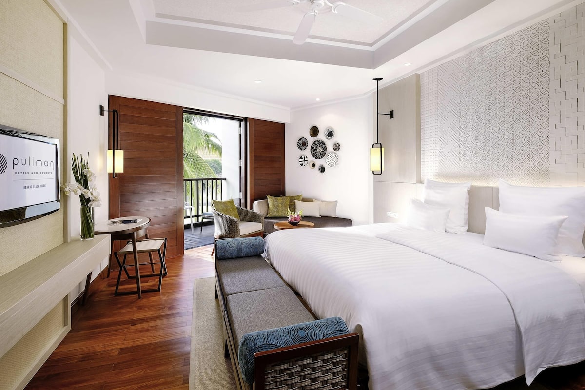 Minibar, caja de seguridad en la habitación y escritorio