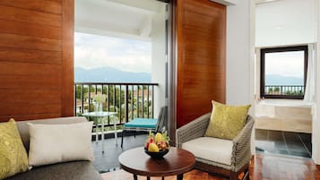 Minibar, caja de seguridad en la habitación y escritorio