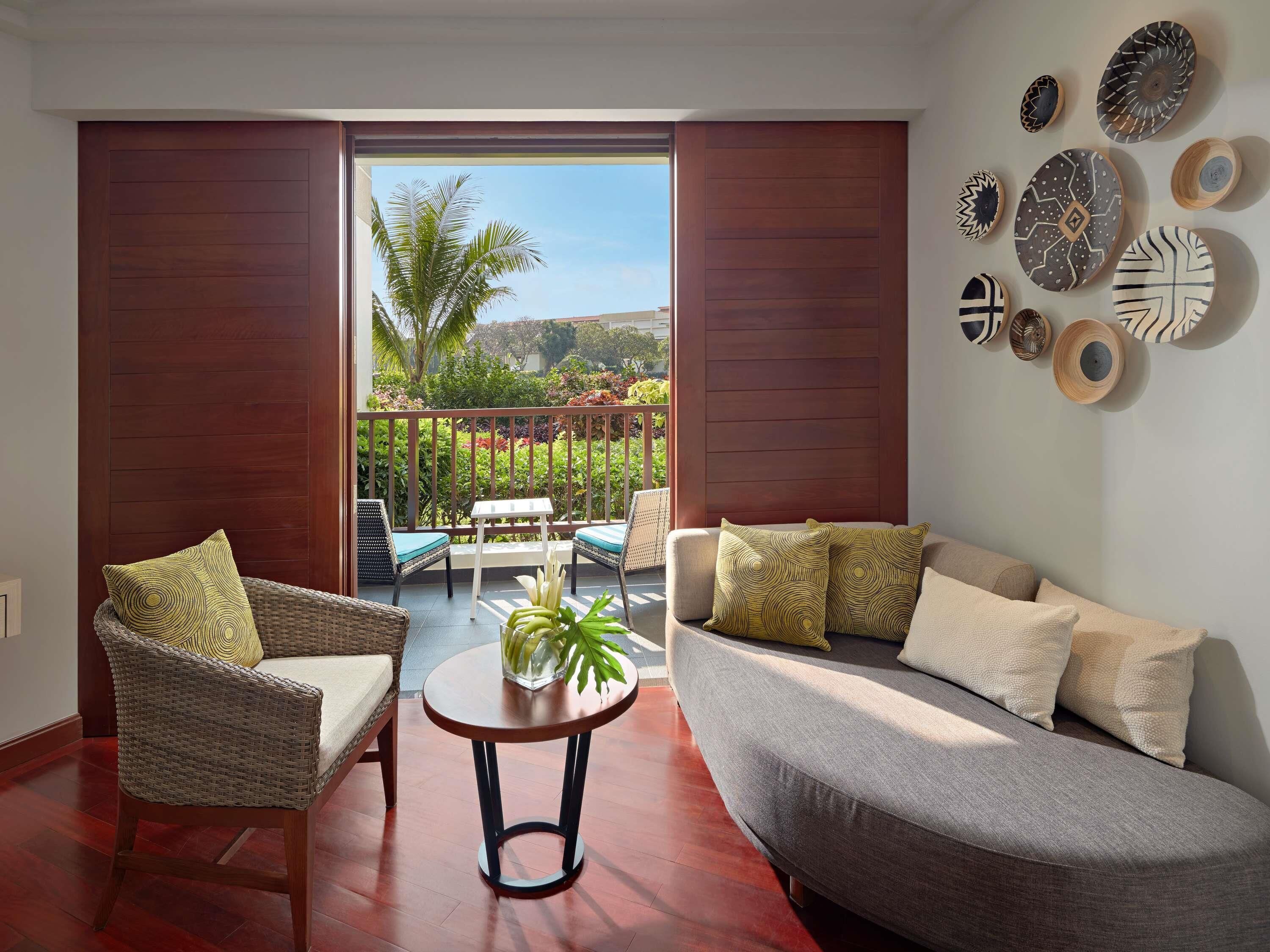 Minibar, caja de seguridad en la habitación y escritorio 