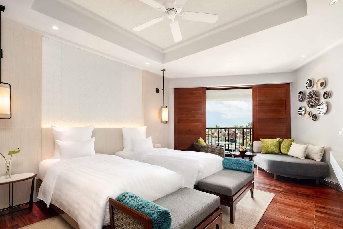 Minibar, caja de seguridad en la habitación y escritorio