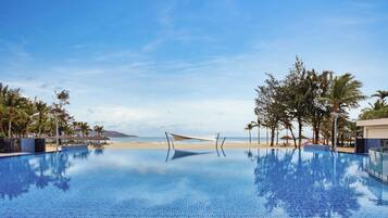 室外游泳池,5:00 至 21:00 开放,池畔遮阳伞,日光浴躺椅