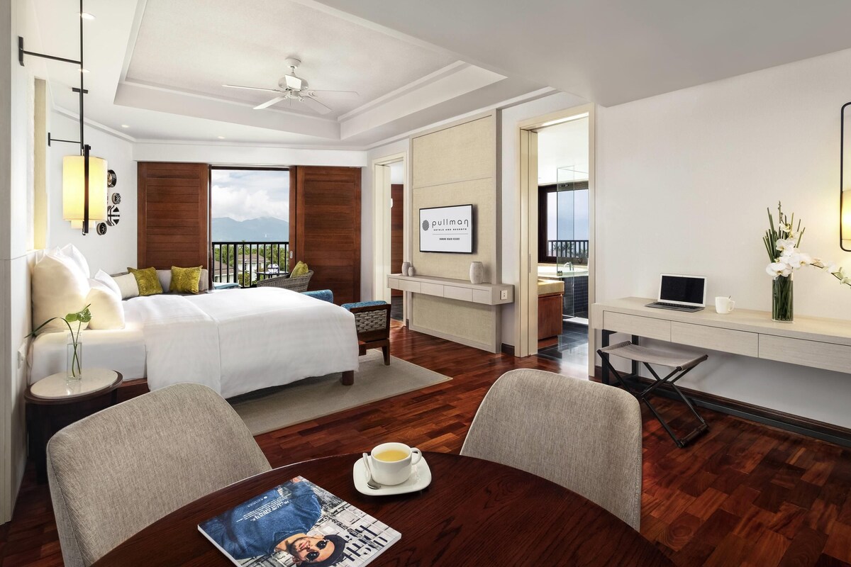 Kamar Junior, 1 Tempat Tidur King, teras | Minibar, brankas, meja kerja, dan ruang kerja ramah laptop