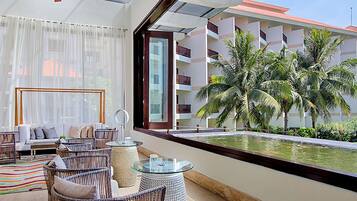 2 bars/lounges, poolside bar, beach bar