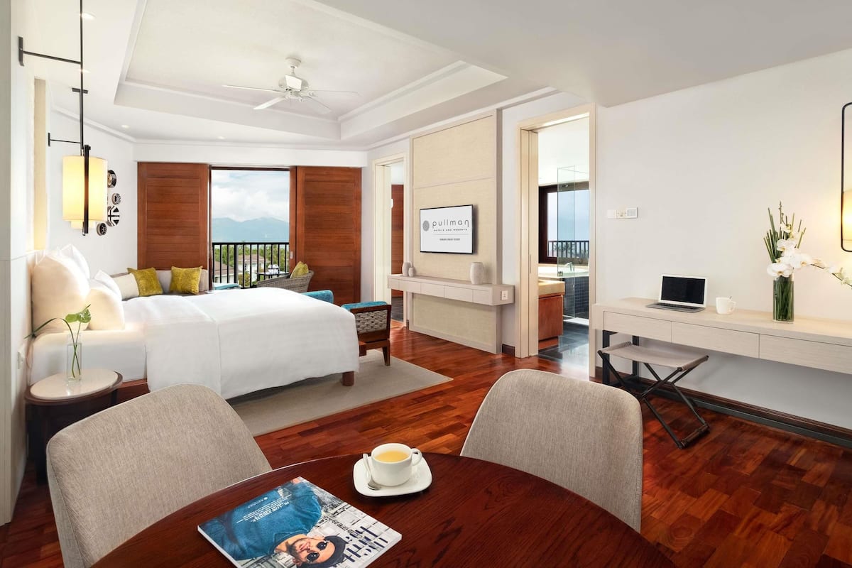 Suite – junior, 1 kingsize-seng, terrasse | Minibar, safe på rommet, skrivebord og skrivebord for bærbar PC