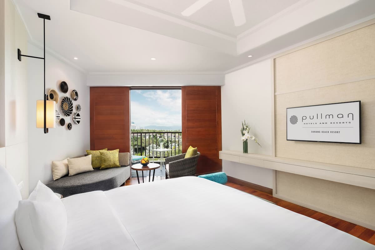 Deluxe Room, 1 Queen Bed, Ocean View | 1 bedroom, minibar, in-room safe, desk