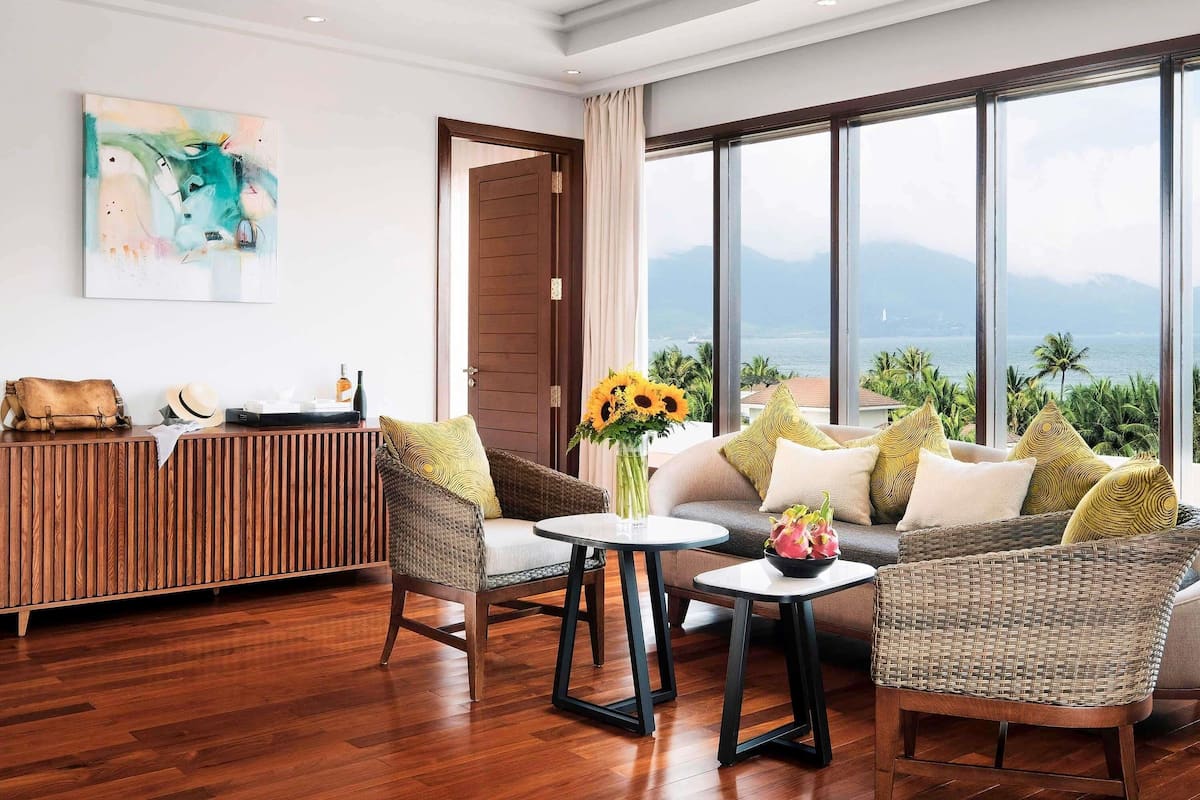 Minibar, caja de seguridad en la habitación y escritorio