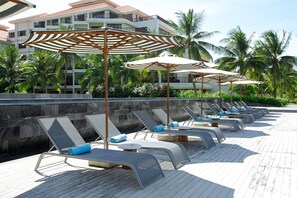 Sundeck - Pullman Danang Beach Resort (Da Nang)