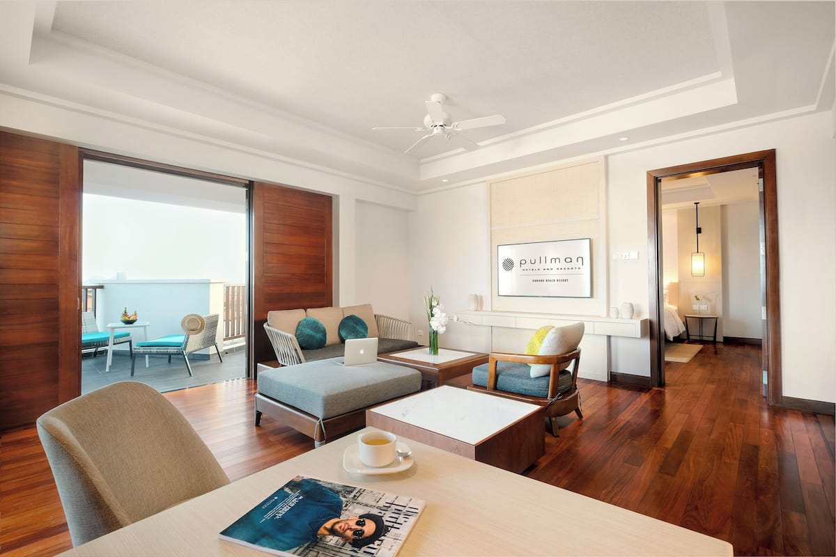 Suite, 1 King Bed (Penthouse, High Floor) | 1 bedroom, minibar, in-room safe, desk