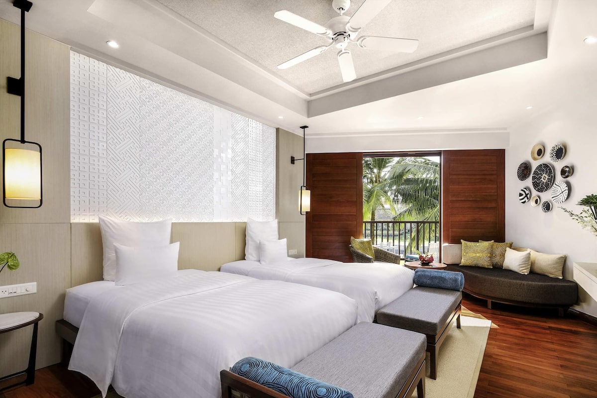 Minibar, caja de seguridad en la habitación y escritorio