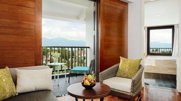 Suite junior, 1 cama de matrimonio grande, terraza | Minibar, caja fuerte, escritorio y espacio para trabajar con un portátil