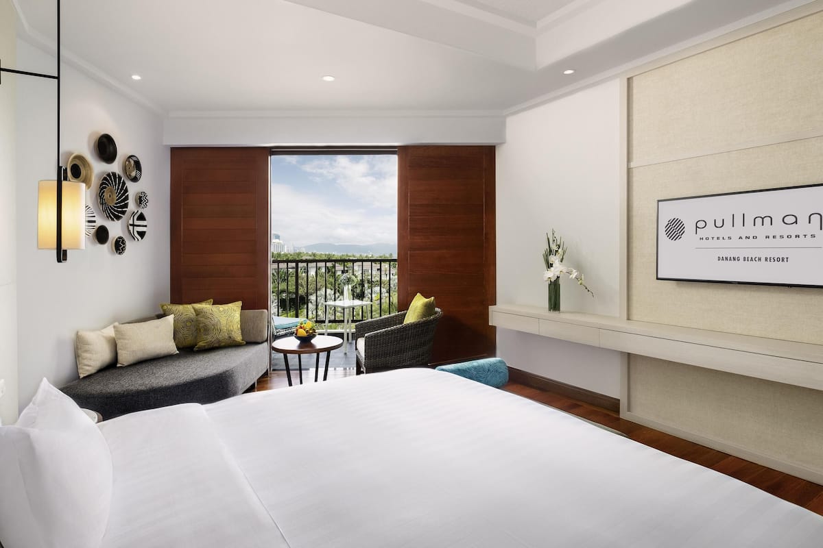 Deluxe Room, 1 Queen Bed, Ocean View | 1 bedroom, minibar, in-room safe, desk