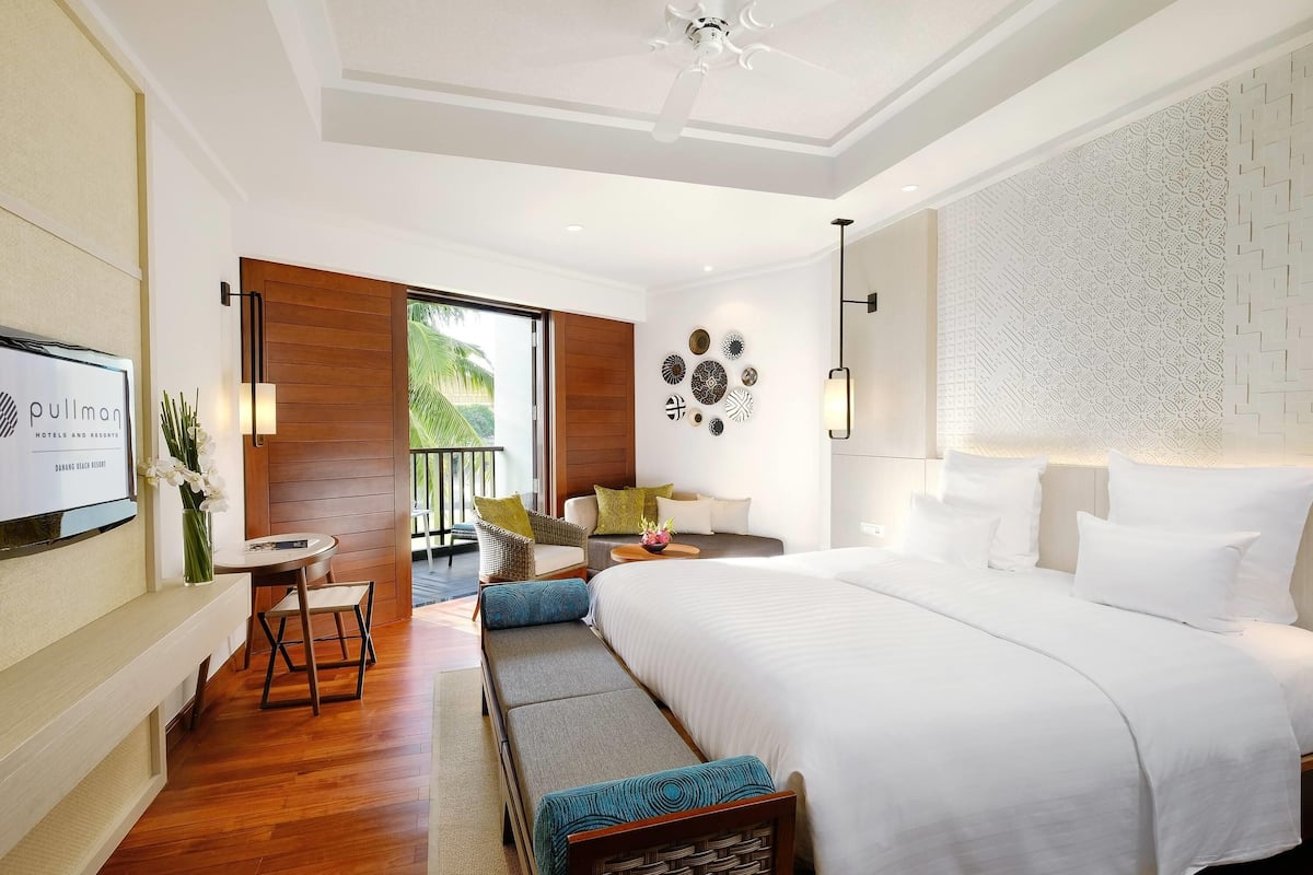 Minibar, caja de seguridad en la habitación y escritorio