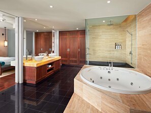 Minibar, in-room safe, desk, laptop workspace - Pullman Danang Beach Resort (Da Nang)