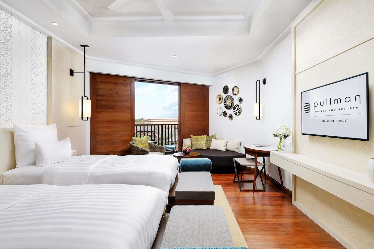 Deluxe Room, 2 Single Beds, Partial Ocean View | Minibar, in-room safe, desk, laptop workspace