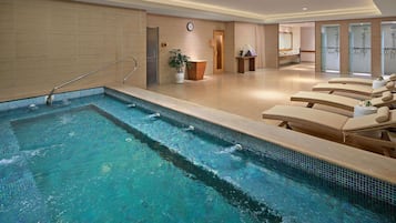 Salas de tratamiento para parejas, un sauna, una bañera de hidromasaje