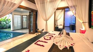 Un dormitorio lujoso con cama, piscina y vistas al exterior.