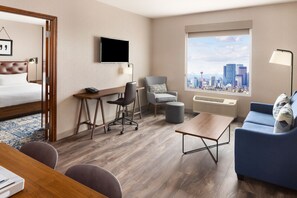 32-inch LCD TV with digital channels, TV, pay movies - Four Points by Sheraton Calgary Airport (Calgary)