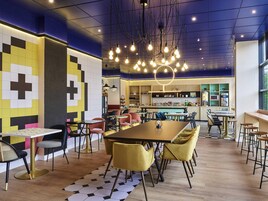 Se ofrece un desayuno bufé (9.5 EUR por persona)