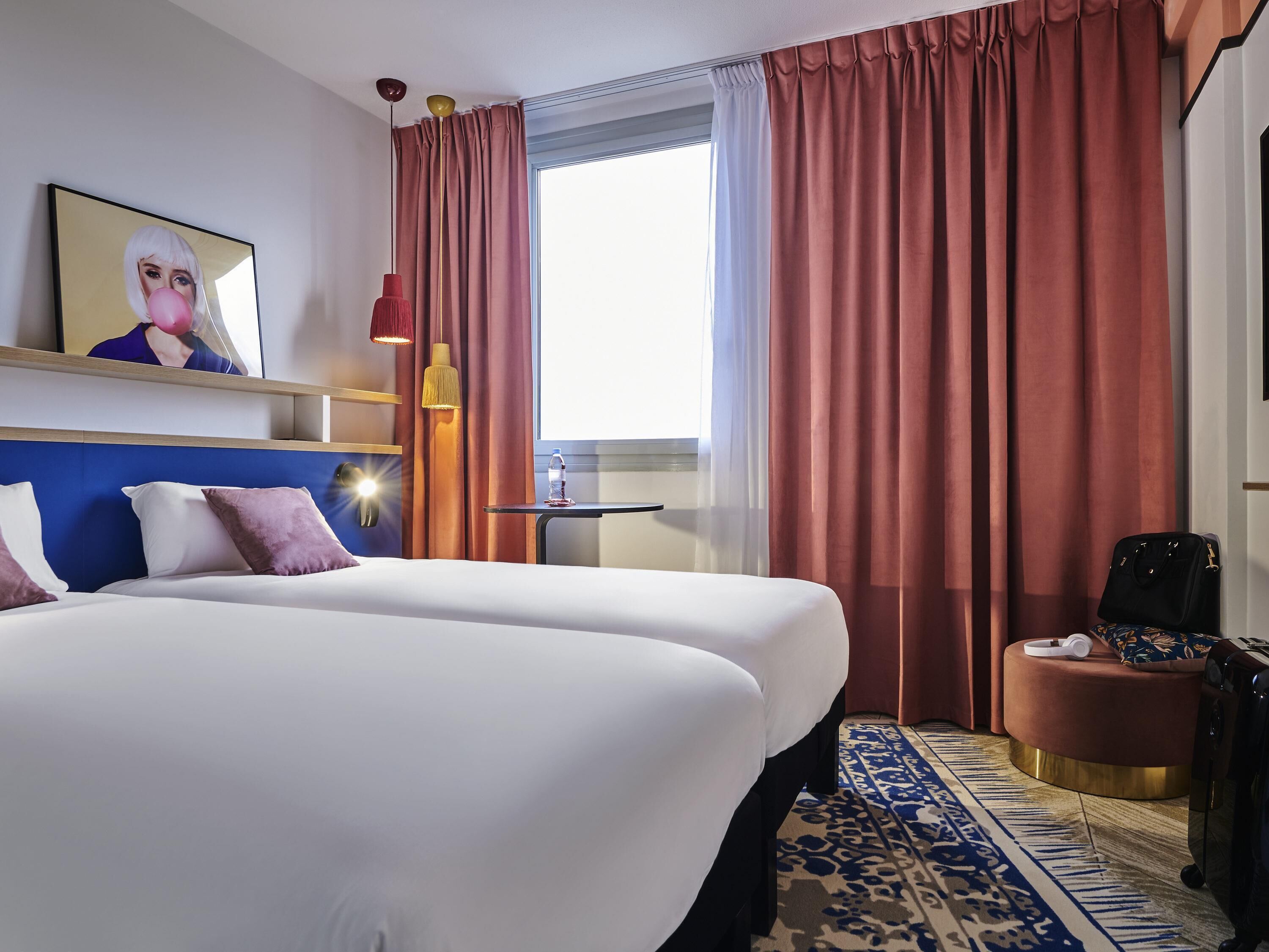 Minibar, bureau, chambres insonorisées, lits bébé (gratuits)